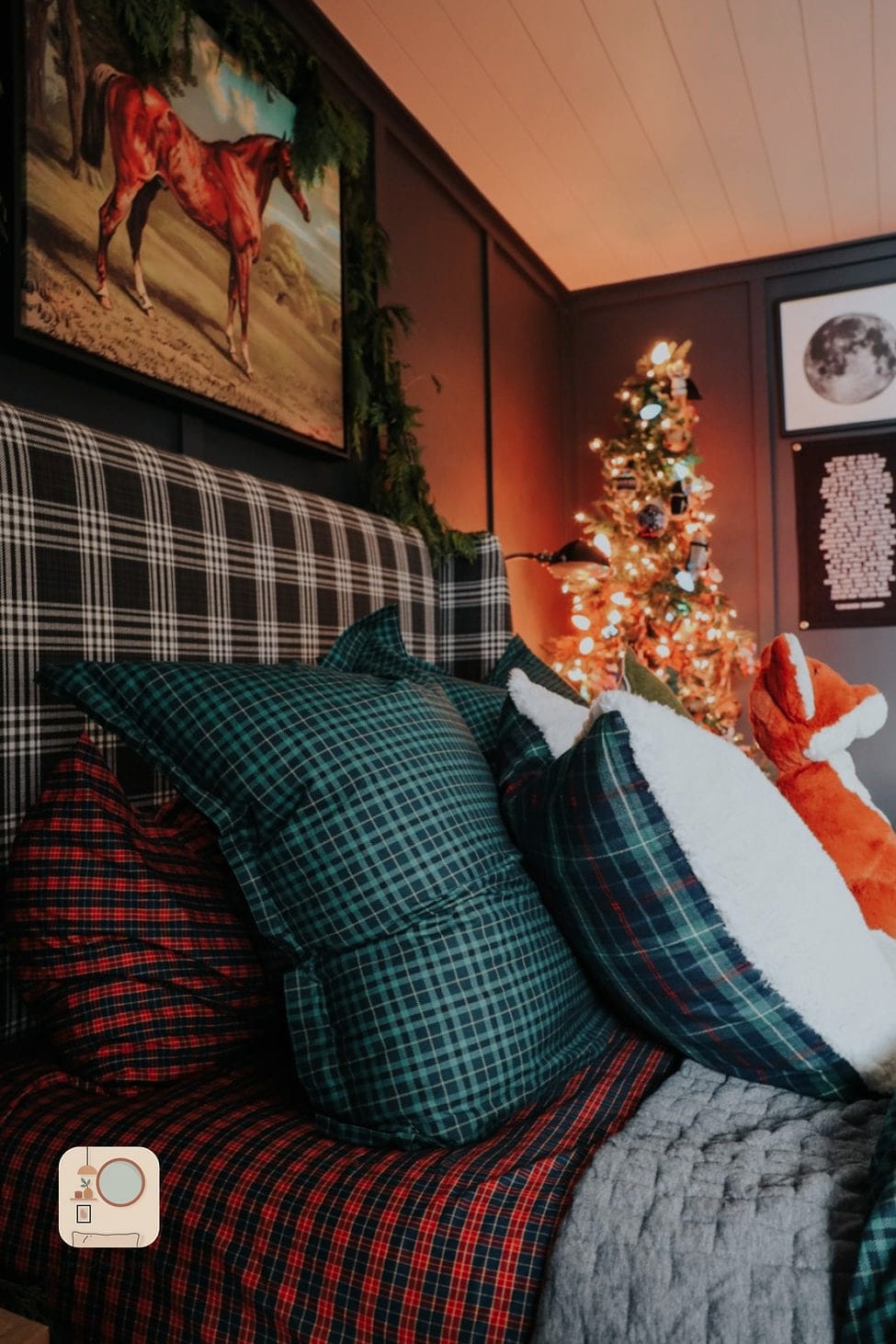 25 Bedroom Christmas Decor Ideas to Steal From Interior Designers 2 Swap in a Plaid Flannel Duvet